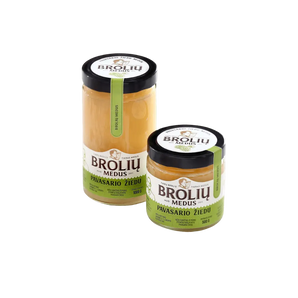 Pavasarinis medus – lietuviškas pavasario žiedų medus, stiklainėlis 500 g arba 1000 g, kreminės konsistencijos, švelnios spalvos.