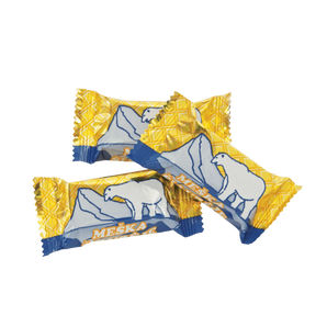 „Meška Šiaurėje“ – trijų sluoksnių vafliniai saldainiai su migdolų ir žemės riešutų kremu bei kakaviniu glaistu.